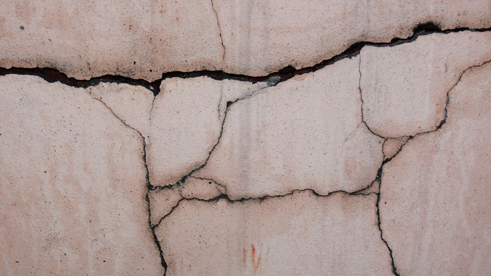 Fissures sur façade de maison causées par la sécheresse et le retrait-gonflement des argiles