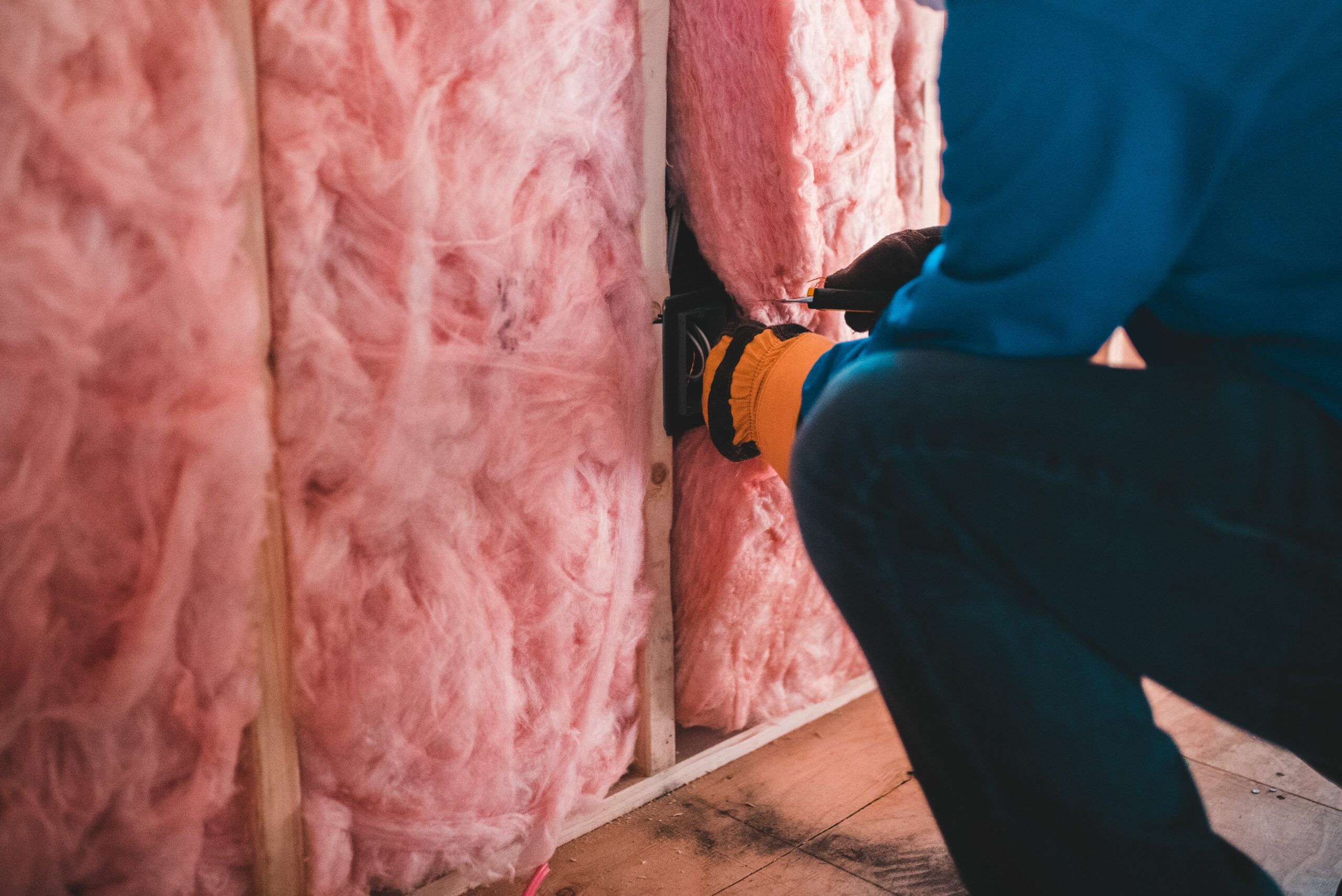 Artisan posant de l'isolation thermique lors d'une rénovation énergétique éligible à MaPrimeRénov